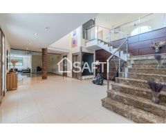 Exclusiva villa de lujo con piscina y vistas panorámicas a Montserrat