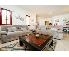 Villa exclusiva de 6 dormitorios ! Zona segura, gran terreno, y gimnasio privado !