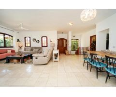 Villa exclusiva de 6 dormitorios ! Zona segura, gran terreno, y gimnasio privado !