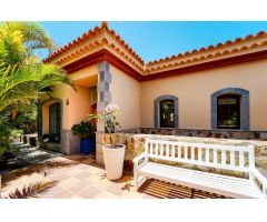 Villa exclusiva de 6 dormitorios ! Zona segura, gran terreno, y gimnasio privado !