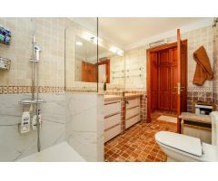 Villa exclusiva de 6 dormitorios ! Zona segura, gran terreno, y gimnasio privado !