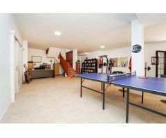 Villa exclusiva de 6 dormitorios ! Zona segura, gran terreno, y gimnasio privado !