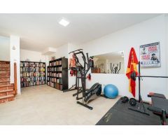 Villa exclusiva de 6 dormitorios ! Zona segura, gran terreno, y gimnasio privado !