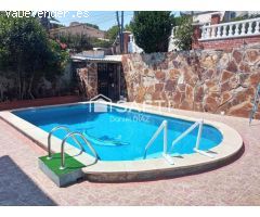 Casa de tres plantas con piscina