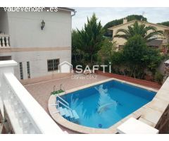 Casa de tres plantas con piscina