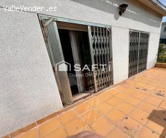 Casa de tres plantas con piscina