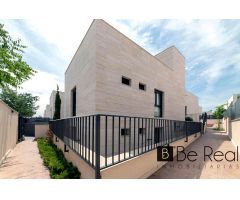 ¡EN VENTA! MODERNO CHALET PAREADO EN VILLANUEVA DE LA CAÑADA (MADRID).