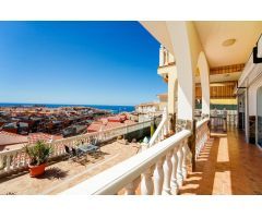 ¡Elegante villa con vistas al mar! 4 dormitorios y amplias zonas exteriores en Loma II – Arguineg