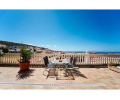 ¡Elegante villa con vistas al mar! 4 dormitorios y amplias zonas exteriores en Loma II – Arguineg
