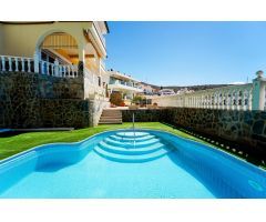¡Elegante villa con vistas al mar! 4 dormitorios y amplias zonas exteriores en Loma II – Arguineg
