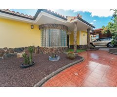 ¡Elegante villa con vistas al mar! 4 dormitorios y amplias zonas exteriores en Loma II – Arguineg
