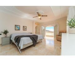 ¡Elegante villa con vistas al mar! 4 dormitorios y amplias zonas exteriores en Loma II – Arguineg