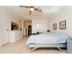 ¡Elegante villa con vistas al mar! 4 dormitorios y amplias zonas exteriores en Loma II – Arguineg