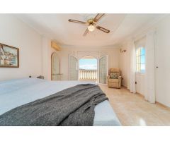 ¡Elegante villa con vistas al mar! 4 dormitorios y amplias zonas exteriores en Loma II – Arguineg