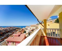 ¡Elegante villa con vistas al mar! 4 dormitorios y amplias zonas exteriores en Loma II – Arguineg