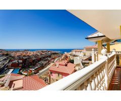 ¡Elegante villa con vistas al mar! 4 dormitorios y amplias zonas exteriores en Loma II – Arguineg