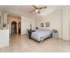 ¡Elegante villa con vistas al mar! 4 dormitorios y amplias zonas exteriores en Loma II – Arguineg