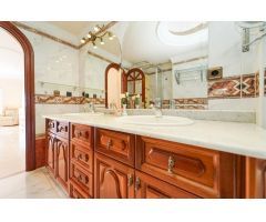 ¡Elegante villa con vistas al mar! 4 dormitorios y amplias zonas exteriores en Loma II – Arguineg
