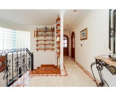 ¡Elegante villa con vistas al mar! 4 dormitorios y amplias zonas exteriores en Loma II – Arguineg