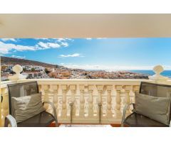 ¡Elegante villa con vistas al mar! 4 dormitorios y amplias zonas exteriores en Loma II – Arguineg