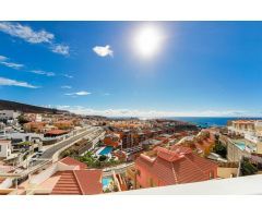 ¡Elegante villa con vistas al mar! 4 dormitorios y amplias zonas exteriores en Loma II – Arguineg