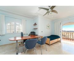¡Elegante villa con vistas al mar! 4 dormitorios y amplias zonas exteriores en Loma II – Arguineg