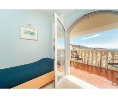 ¡Elegante villa con vistas al mar! 4 dormitorios y amplias zonas exteriores en Loma II – Arguineg