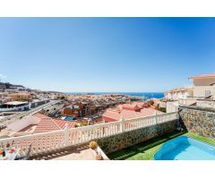 ¡Elegante villa con vistas al mar! 4 dormitorios y amplias zonas exteriores en Loma II – Arguineg