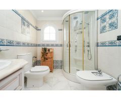 ¡Elegante villa con vistas al mar! 4 dormitorios y amplias zonas exteriores en Loma II – Arguineg