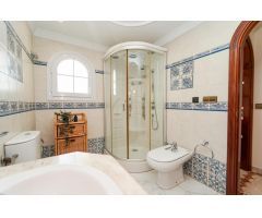 ¡Elegante villa con vistas al mar! 4 dormitorios y amplias zonas exteriores en Loma II – Arguineg