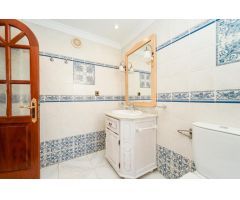 ¡Elegante villa con vistas al mar! 4 dormitorios y amplias zonas exteriores en Loma II – Arguineg