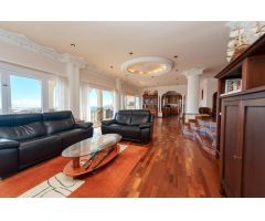 ¡Elegante villa con vistas al mar! 4 dormitorios y amplias zonas exteriores en Loma II – Arguineg