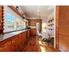 ¡Elegante villa con vistas al mar! 4 dormitorios y amplias zonas exteriores en Loma II – Arguineg