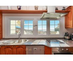 ¡Elegante villa con vistas al mar! 4 dormitorios y amplias zonas exteriores en Loma II – Arguineg