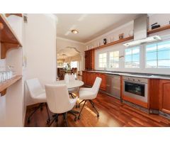 ¡Elegante villa con vistas al mar! 4 dormitorios y amplias zonas exteriores en Loma II – Arguineg