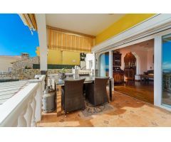 ¡Elegante villa con vistas al mar! 4 dormitorios y amplias zonas exteriores en Loma II – Arguineg