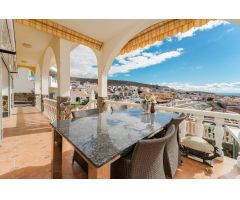 ¡Elegante villa con vistas al mar! 4 dormitorios y amplias zonas exteriores en Loma II – Arguineg