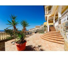 ¡Elegante villa con vistas al mar! 4 dormitorios y amplias zonas exteriores en Loma II – Arguineg