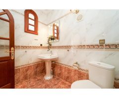 ¡Elegante villa con vistas al mar! 4 dormitorios y amplias zonas exteriores en Loma II – Arguineg