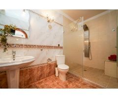 ¡Elegante villa con vistas al mar! 4 dormitorios y amplias zonas exteriores en Loma II – Arguineg