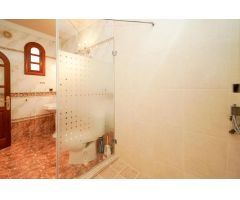 ¡Elegante villa con vistas al mar! 4 dormitorios y amplias zonas exteriores en Loma II – Arguineg