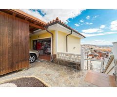 ¡Elegante villa con vistas al mar! 4 dormitorios y amplias zonas exteriores en Loma II – Arguineg