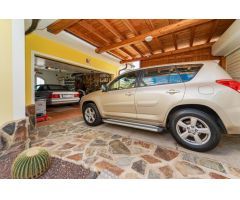 ¡Elegante villa con vistas al mar! 4 dormitorios y amplias zonas exteriores en Loma II – Arguineg