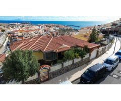 ¡Elegante villa con vistas al mar! 4 dormitorios y amplias zonas exteriores en Loma II – Arguineg