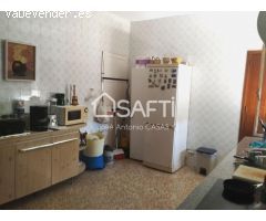 Chalet de 256m2 en parcela de 3.531m2. 5 habitaciones, 2 cuartos de baño, salón con chimenea franc
