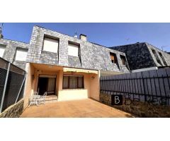¡EN VENTA! CÓMODO CHALET ADOSADO EN VALDEMORILLO, MADRID.