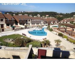Venta de chalet adosado en O grove, de 230m2 con 4 dormitorios y 4 baños con plaza de garaje y tras