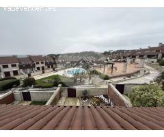 Venta de chalet adosado en O grove, de 230m2 con 4 dormitorios y 4 baños con plaza de garaje y tras
