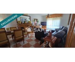 CHALET PAREADO EN ESQUINA CON PISCINA Y AMPLIA PARCELA