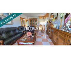 CHALET PAREADO EN ESQUINA CON PISCINA Y AMPLIA PARCELA